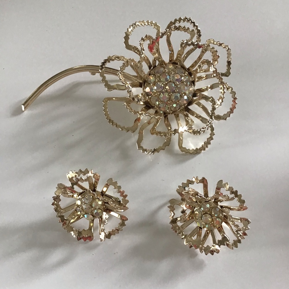 Sarah Coventry Vintage Gold Tone Brooch Pin and Clip-on Earrings Set Demi Parure